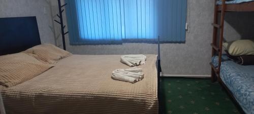 سرير أو أسرّة في غرفة في Mary&George