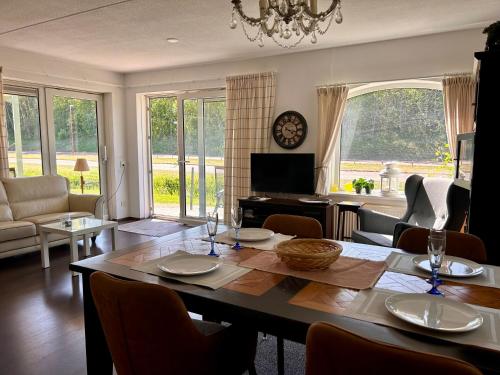 ユリアーナドルプにあるDe Duinroosのリビングルーム(ダイニングルームテーブル、椅子付)