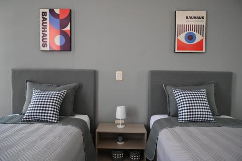 zwei nebeneinander stehende Betten in einem Schlafzimmer in der Unterkunft Serenidad Palmas in Santa Cruz de la Sierra