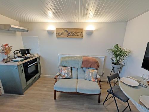 DishforthにあるRaygill Shepherds Hutの椅子とテーブルのあるリビングルーム