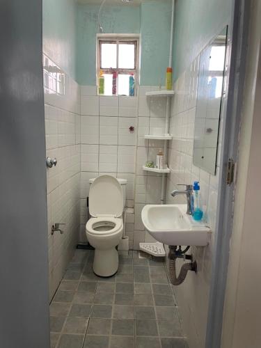 ein Badezimmer mit Toilette und Waschbecken in der Unterkunft Cozy Escape UTAWALA in Gatunga