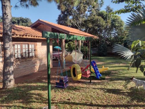 una casa con parco giochi nel cortile di Chacara Girassol a Botucatu