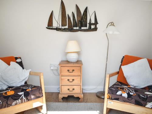 ein Zimmer mit zwei Betten und einem Tisch mit einer Lampe in der Unterkunft Rivers View - Uk49662 in Braunton