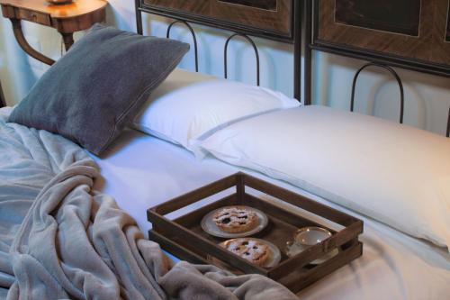 een dienblad met eten bovenop een bed bij Apollo in Pesaro