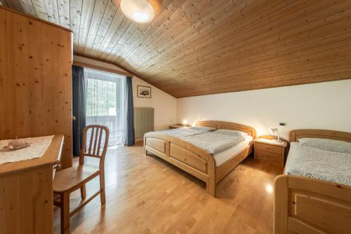 Ένα ή περισσότερα κρεβάτια σε δωμάτιο στο Ciasa Miriam