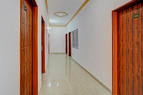 ein leerer Flur mit Tür und Flur sidx sidx in der Unterkunft Hotel O RR Palace in Bheta