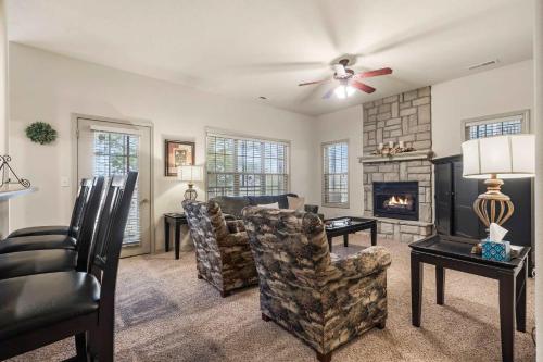 un soggiorno con divano e camino di Silver Dollar Hideaway - Pet Friendly a Branson West