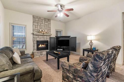 un soggiorno con divano e camino di Silver Dollar Hideaway - Pet Friendly a Branson West