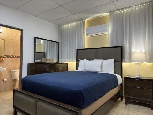 Ένα ή περισσότερα κρεβάτια σε δωμάτιο στο Sandy Beach Hotel