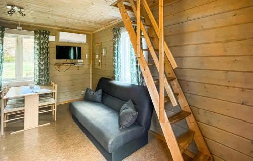 Jonstorpにある1 Bedroom Amazing Home In Våxtorpのソファと階段のあるリビングルーム