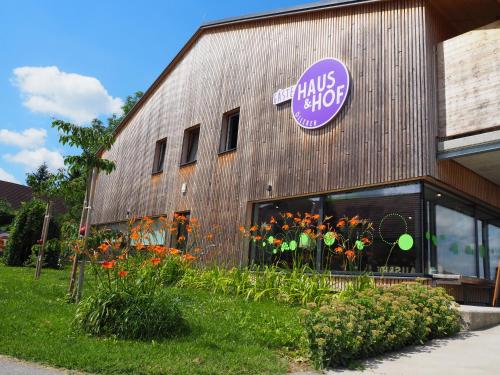 GästeHAUS & HOFladen Familie Öllerer