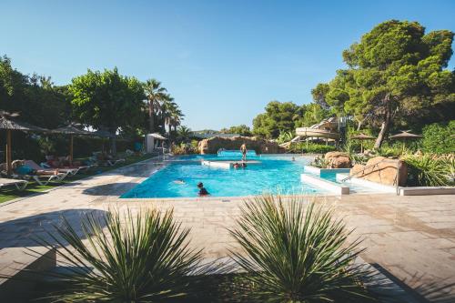 Bazén v ubytování HolaCamp Sitges Garrofer nebo v jeho okolí