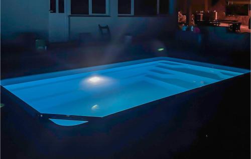 een blauw zwembad in een donkere kamer bij Gorgeous Home In Primosten in Kruševo