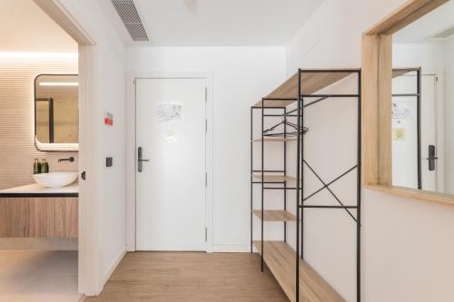 Baño con escalera de caracol junto a un espejo en Guastavino by Alma Suites, en Valencia