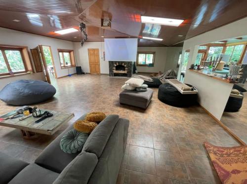 TapantíZen Villa的带沙发和壁炉的大客厅