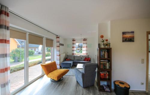 een woonkamer met een bank en een stoel bij 3 Bedroom Beautiful Home In Röbel in Marienfelde