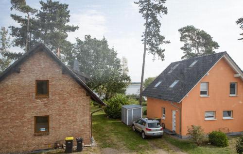 een huis met een auto ervoor geparkeerd bij 3 Bedroom Beautiful Home In Röbel in Marienfelde