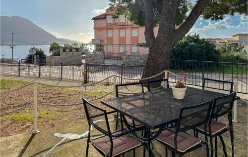 Cozy Apartment In Makarska With Wifi