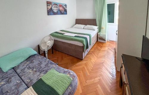 Cozy Apartment In Makarska With Wifi