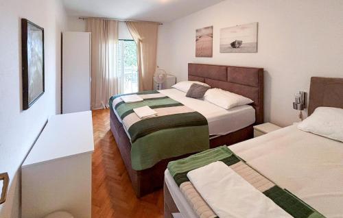 Ένα ή περισσότερα κρεβάτια σε δωμάτιο στο 4 Bedroom Stunning Apartment In Makarska