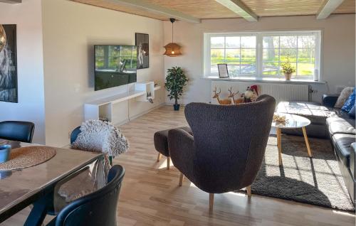 Posezení v ubytování Amazing Home In Løkken With Wifi