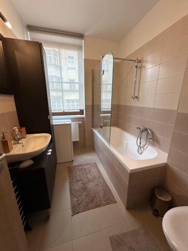 Ένα μπάνιο στο Mischa Apartment