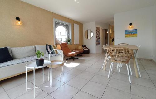 Χώρος καθιστικού στο 2 Bedroom Lovely Apartment In Oostende
