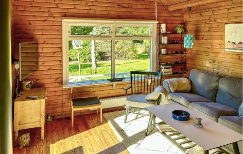 Una sala de estar con un sofá y una ventana. en Lovely Home In Asnæs With Wifi, en Høve Strand