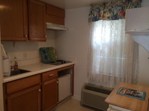 A kitchen or kitchenette at Angie's Guest Cottage