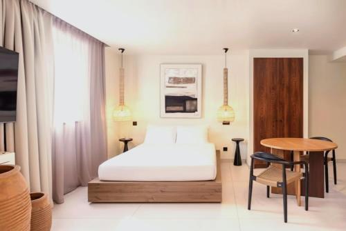 een slaapkamer met een bed, een tafel en een bureau bij Appartement de charme-Luxe, douceur et harmonie in Lyon