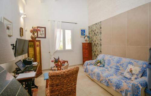 Isola delle Correntiにある3 Bedroom Lovely Home In Pachinoのソファとテーブルのあるリビングルーム