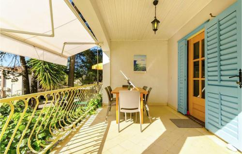 a patio with a table and chairs on a balcony at Beautiful Apartment In Ivan Dolac With Wifi in Ivan Dolac