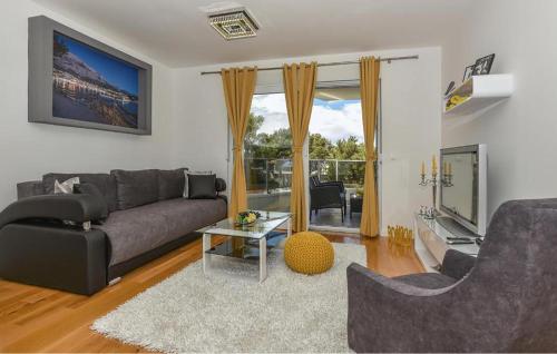 Χώρος καθιστικού στο 1 Bedroom Beautiful Apartment In Makarska