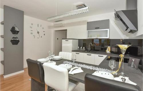 Η κουζίνα ή μικρή κουζίνα στο 1 Bedroom Beautiful Apartment In Makarska