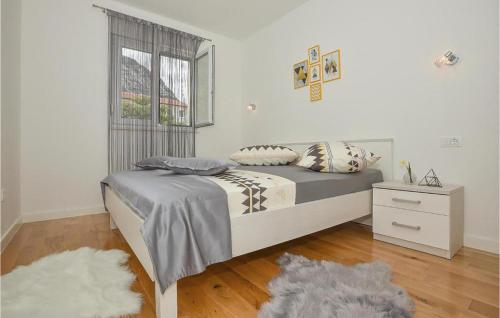 Nice Apartment In Makarska With Wifi