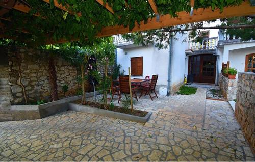 Zahrada ubytování House With Heated Pool