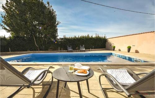 a table and chairs next to a swimming pool at Amazing Home In Polaca in Pertenjača