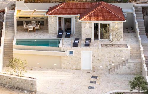 een afbeelding van een huis met een zwembad bij Lovely Home In Prigradica in Prigradica
