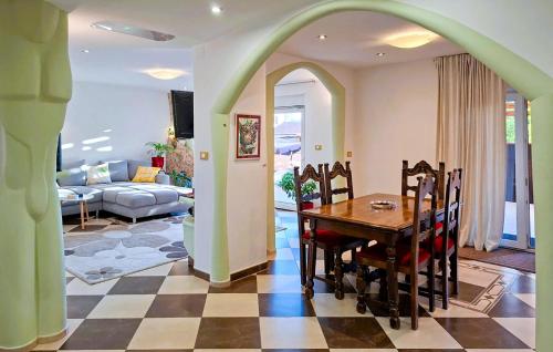Gorgeous Apartment In Medulin With Wifi