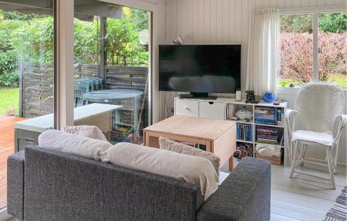 Μια τηλεόραση ή/και κέντρο ψυχαγωγίας στο Awesome Home In Melby With Wifi