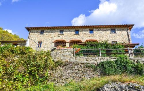 ein Steinhaus auf einer Steinmauer in der Unterkunft Stunning Apartment In Bibbiena With Swimming Pool in Serravalle