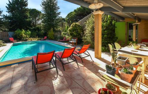 eine Terrasse mit Stühlen und einem Swimmingpool in der Unterkunft Maison Avec Piscine Privative in Rochegude