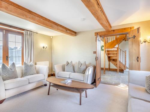 Great BudworthにあるEaton Barn - Uk45499の白いソファとテーブルのあるリビングルーム