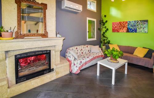 ein Wohnzimmer mit Kamin und Couch in der Unterkunft Maison Avec Piscine Privative in Rochegude