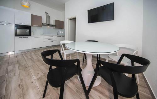 Nice Apartment In Podstrana With Wifi