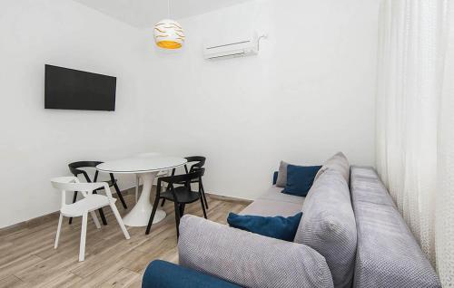 Nice Apartment In Podstrana With Wifi