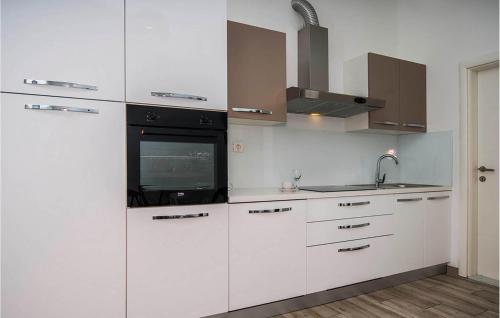 Nice Apartment In Podstrana With Wifi