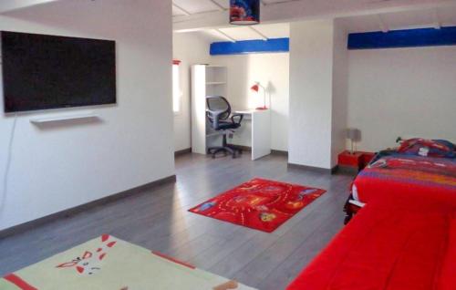 Μια τηλεόραση ή/και κέντρο ψυχαγωγίας στο Gorgeous Home In La Gaude