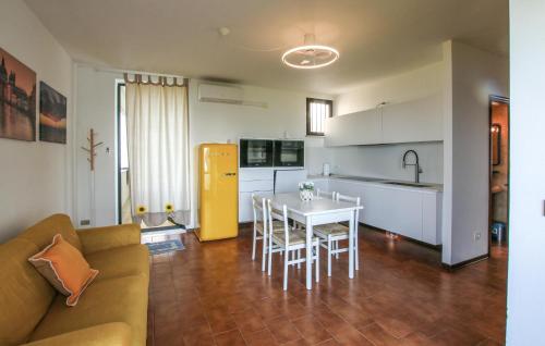 Kuchyň nebo kuchyňský kout v ubytování Beautiful Home In Località Treporti With Wifi