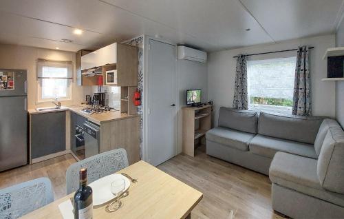 mały salonik ze stołem i kanapą w obiekcie Stunning Stacaravan In Saint-Julien-En Born w mieście Saint-Julien-en-Born